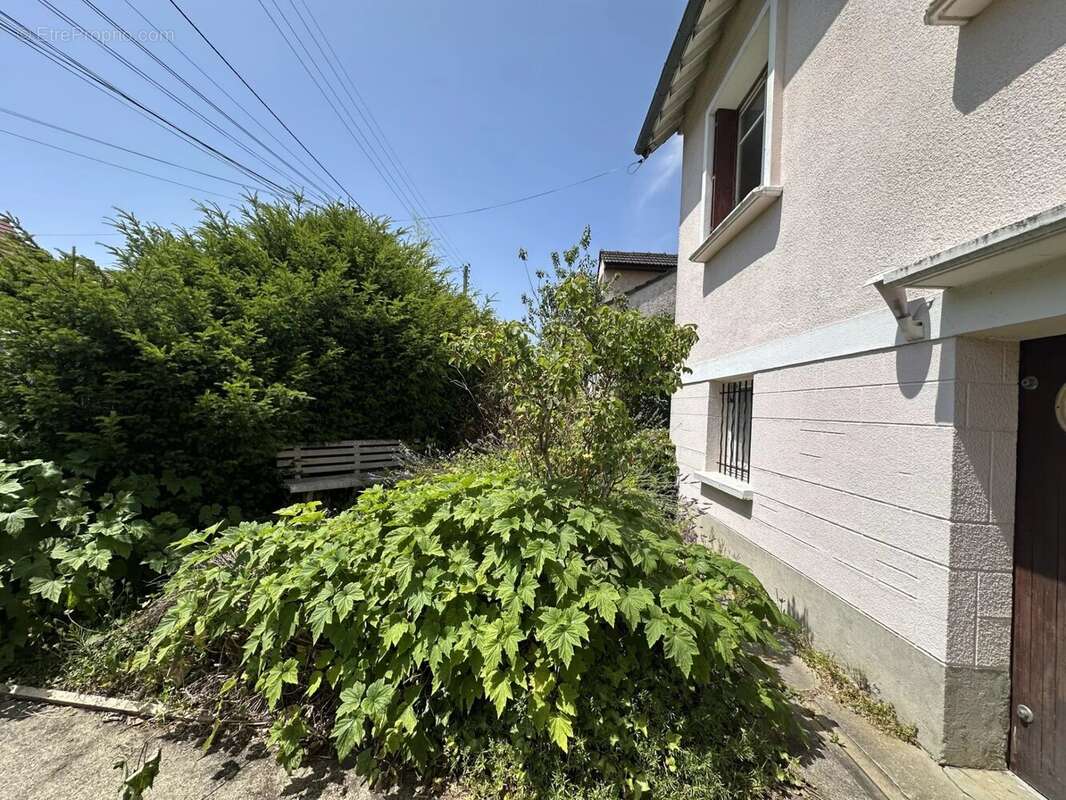 Maison à LE MESNIL-SAINT-DENIS