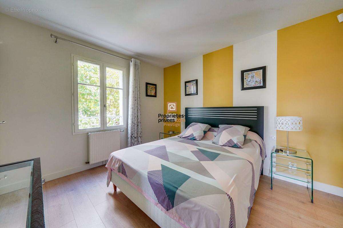 DEPT 33  Mérignac - Maison d'exception 8 pièce(s) 181 m2 avec jardin paysagé et piscine au sel chauffée - photo 14