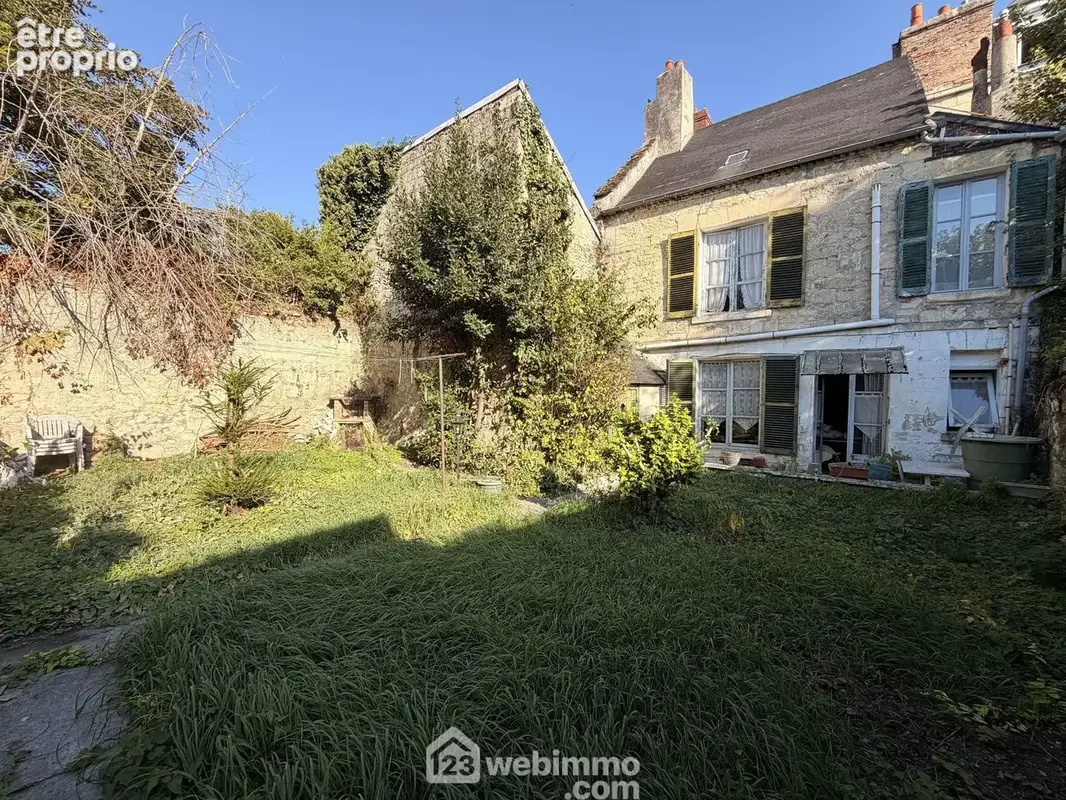 Erigée sur un terrain clos et sans vis-à-vis de 272 m²