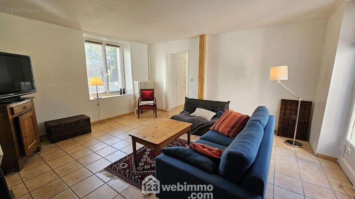 Une autre vue du séjour avec un accès direct sur la terrasse. - Maison à FONTAINEBLEAU