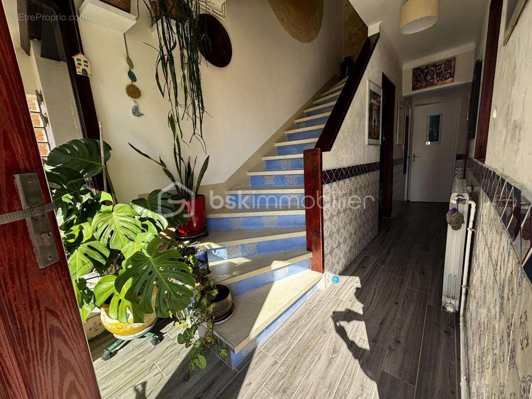 Maison 4 chambres avec jardin arboré, terrasse couverte et garage - photo 2