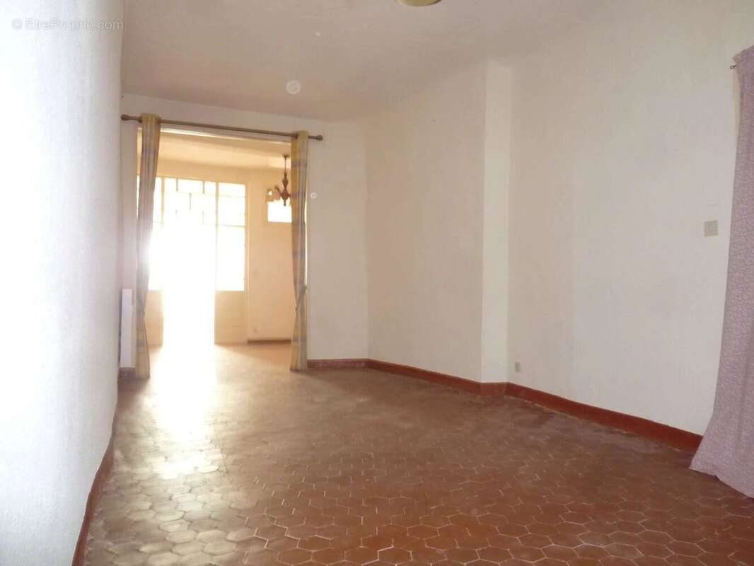 Appartement à PUGET-THENIERS