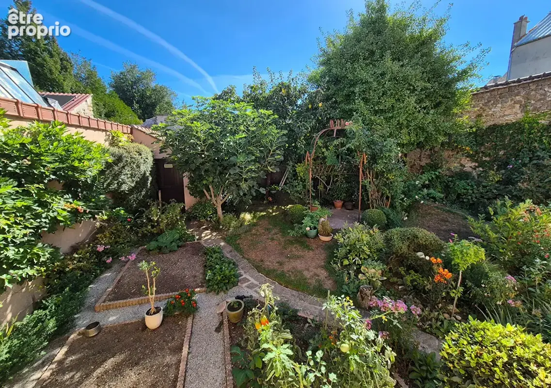 Centre-ville de Nangis_Maison de caractère 200m² - 5 chambres, jardin et dépendance - photo 2
