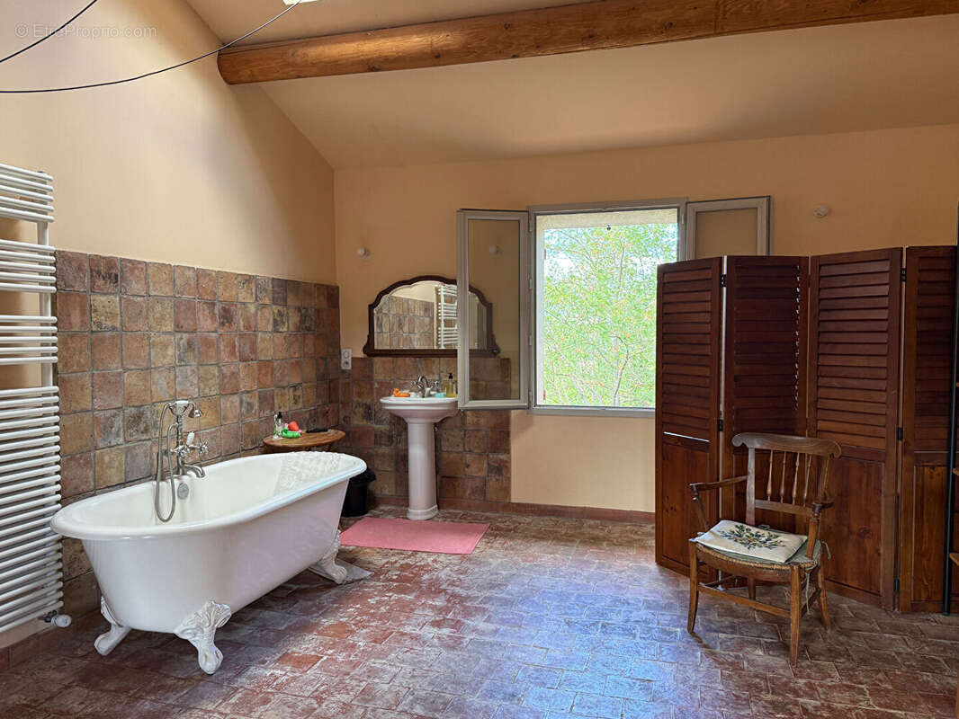 Maison à LA ROQUE-D&#039;ANTHERON