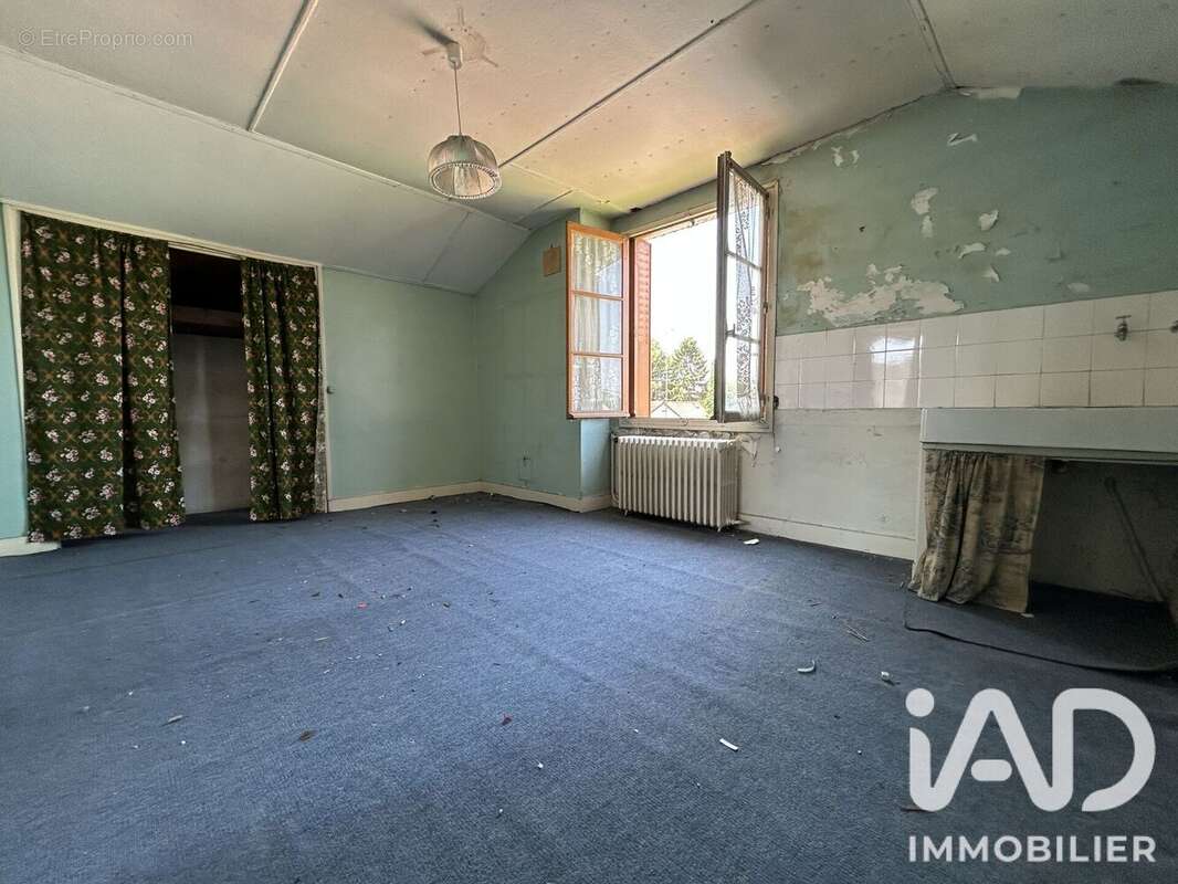 Maison 100 m² à Saint-Jean-De-La-Ruelle  - photo 9