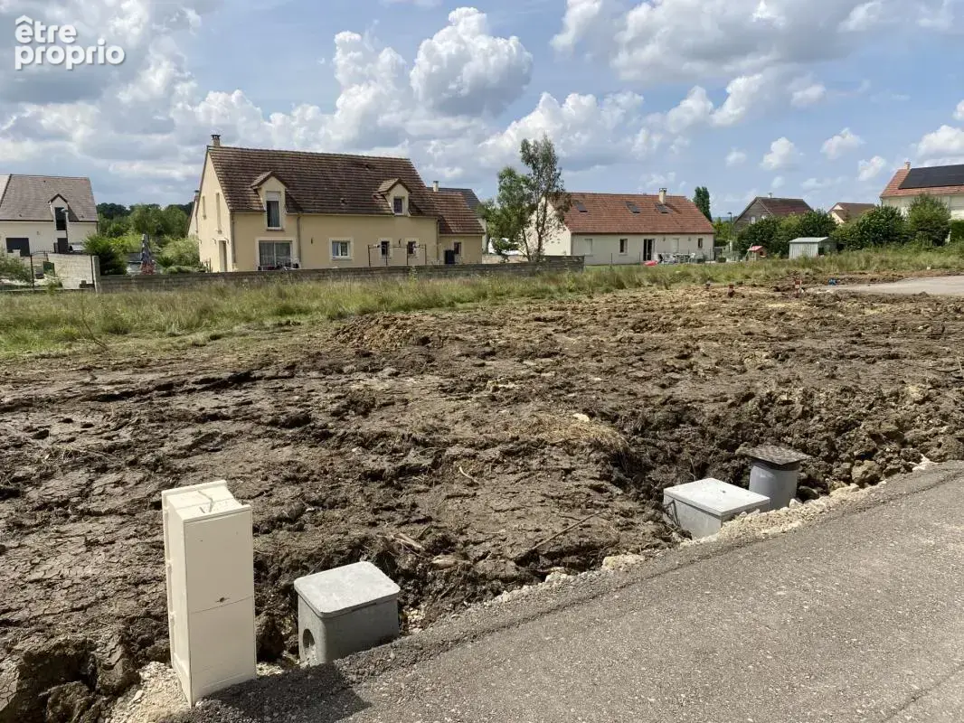 Au calme, cœur de village, terrain constructible et viabilisé de 911 m2 - photo 4