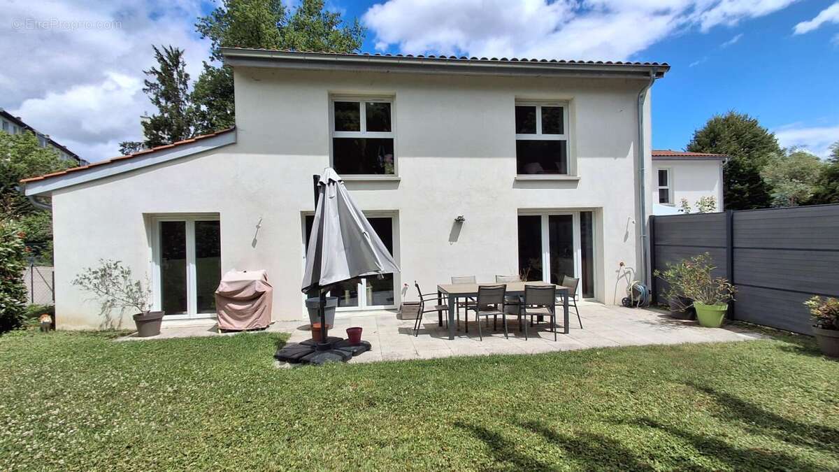 Maison à LIMAS
