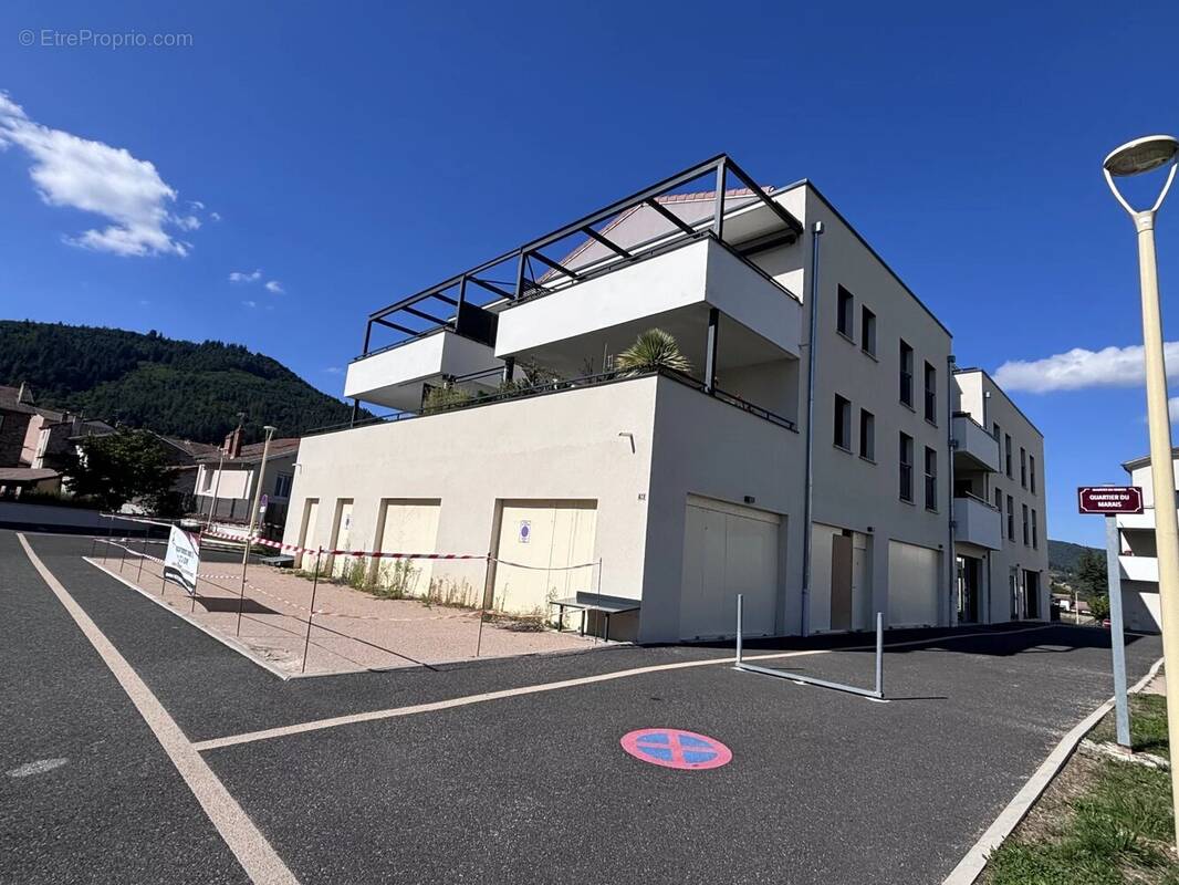 Commerce à BAS-EN-BASSET