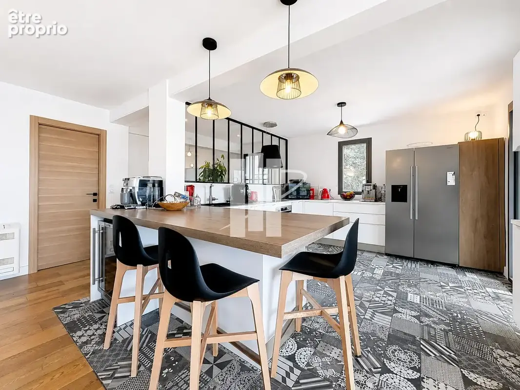 Superbe villa rénovée à Saint-Raphaël   208 m2, vue mer, suites, piscine et prestations d’exception - photo 7