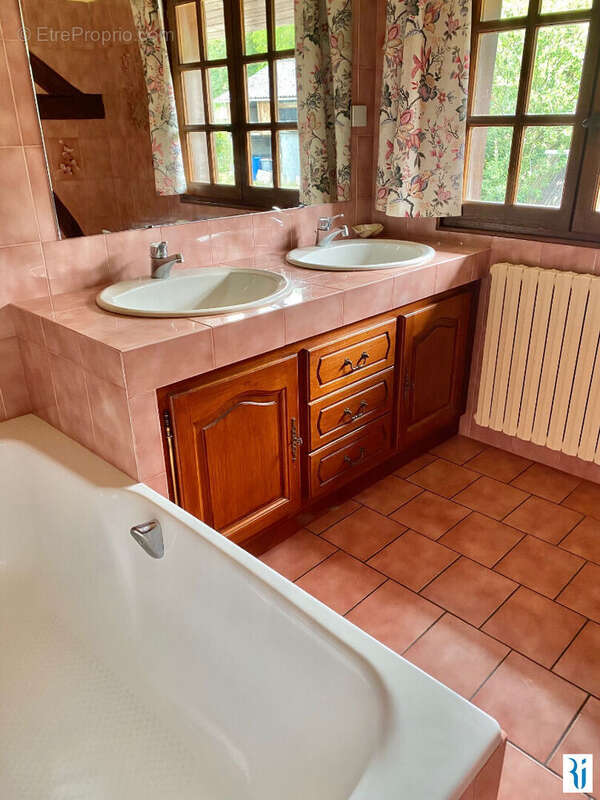 Maison à SAINT-LEGER-DU-BOURG-DENIS