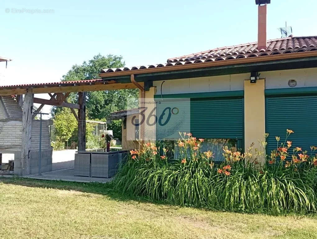 Corps de ferme rénové avec piscine  et vaste terrain NC à Montracol - photo 3