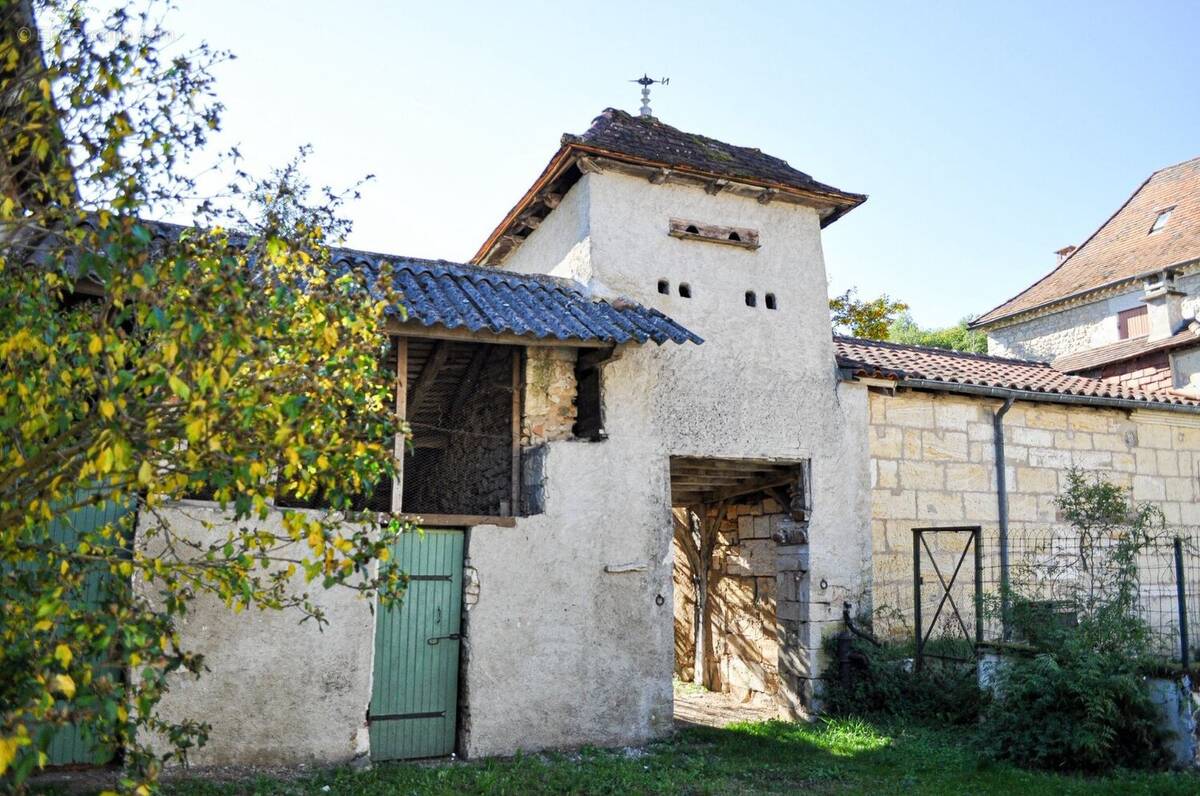 Maison 10 pièces 247 m² · à Savignac-les-Eglises · 247 m² · 280 000 €