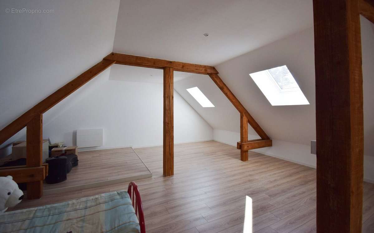 Maison à CREUZIER-LE-VIEUX