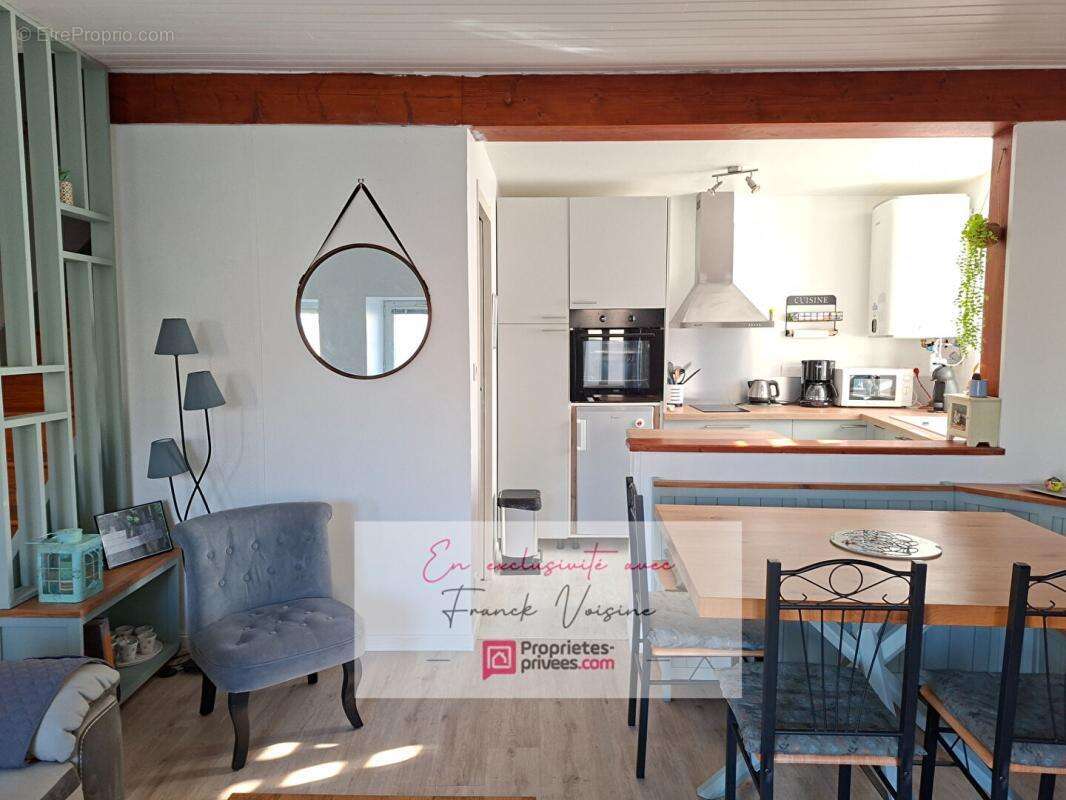 A VENDRE en Exclusivité à Saint Michel Mont Mercure, Maison de centre-ville entièrement rénovée avec 2 chambres et terrain non a - photo 2