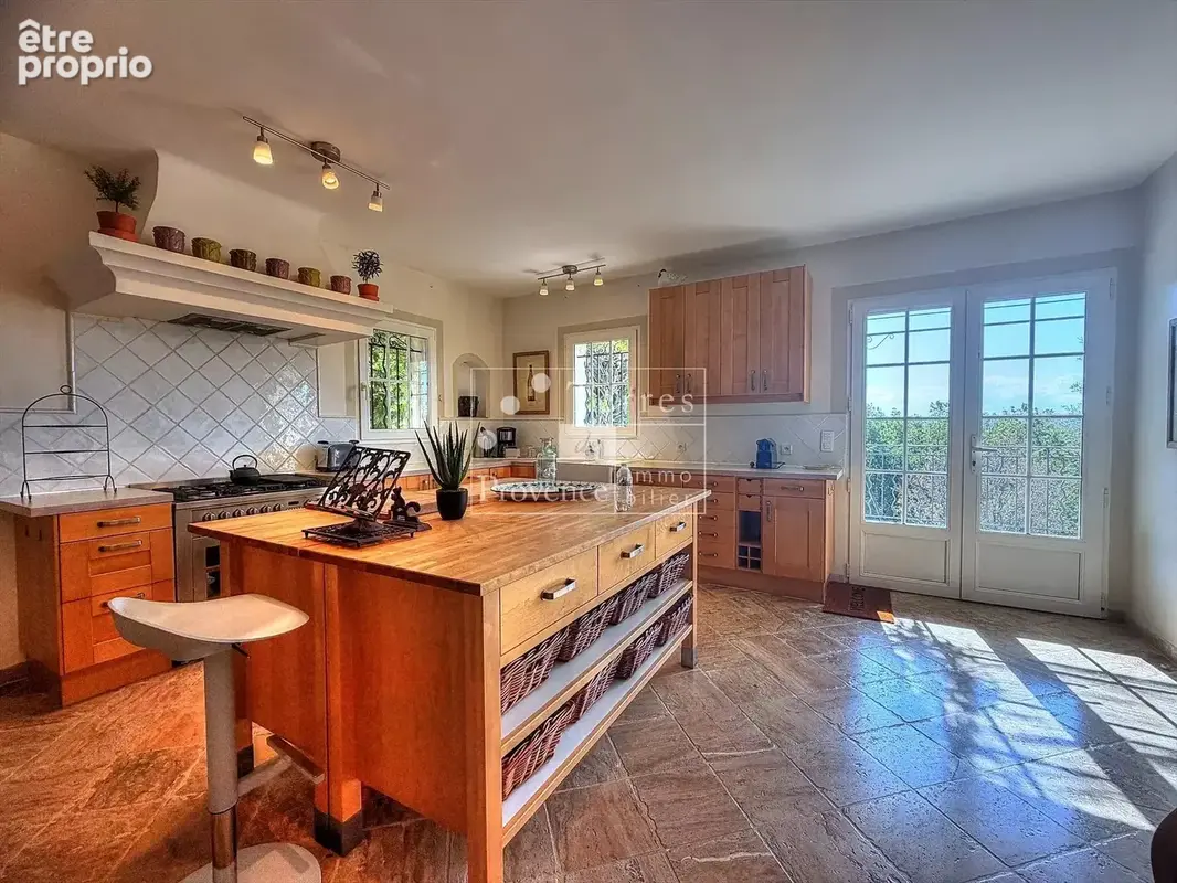 LORGUES – Élégante bastide provençale sur 4 000 m² avec piscine - photo 16