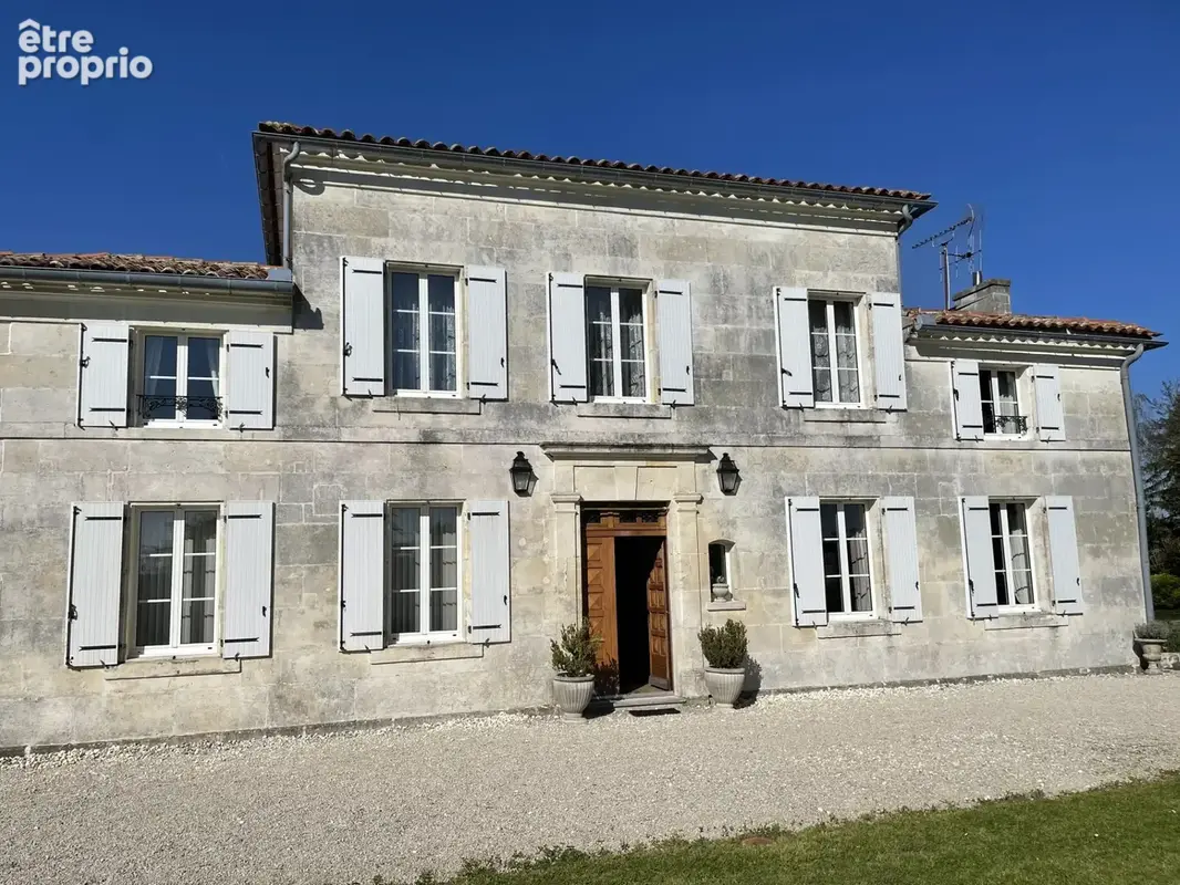 Segonzac exclusivite propriete de 205 m2 sur 2300 m2 de terrain plus 180m2 de bati a renover - photo 2
