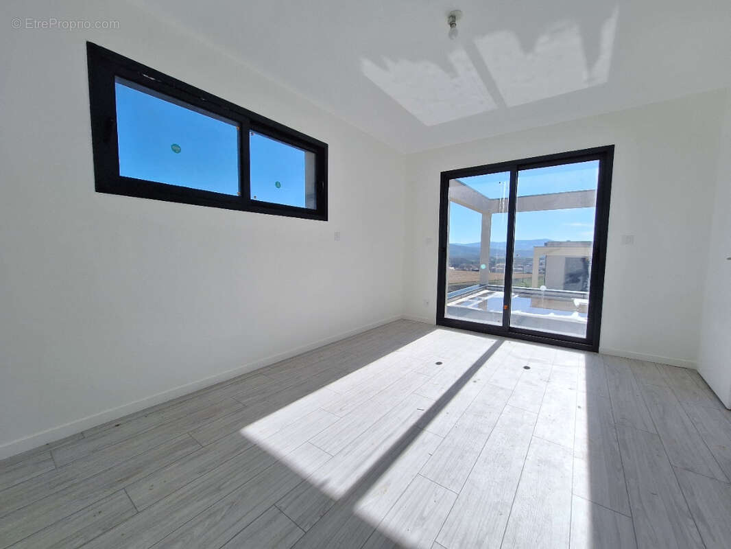 Maison à LES MARTRES-DE-VEYRE