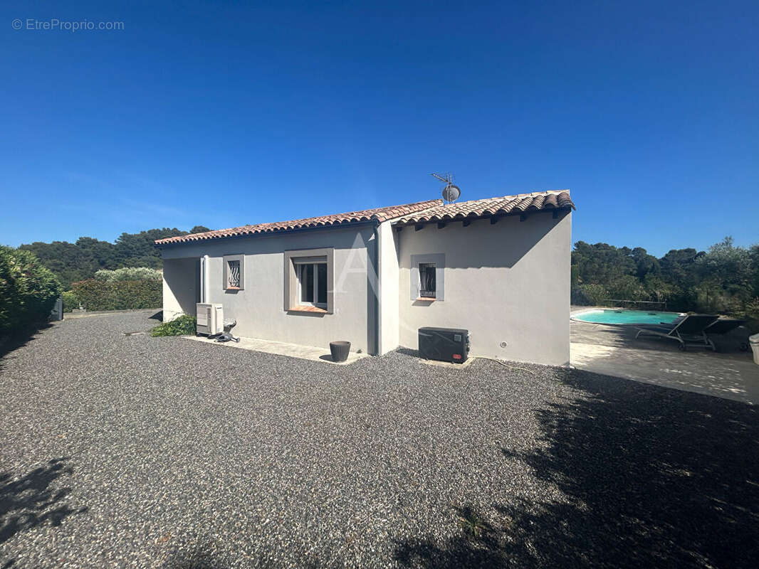 Superbe villa de plain-pied avec piscine et vue dégagée sur la pinède - photo 3
