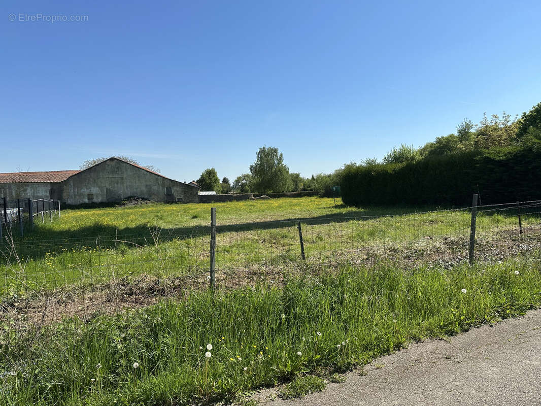 Terrain à SILLY-SUR-NIED