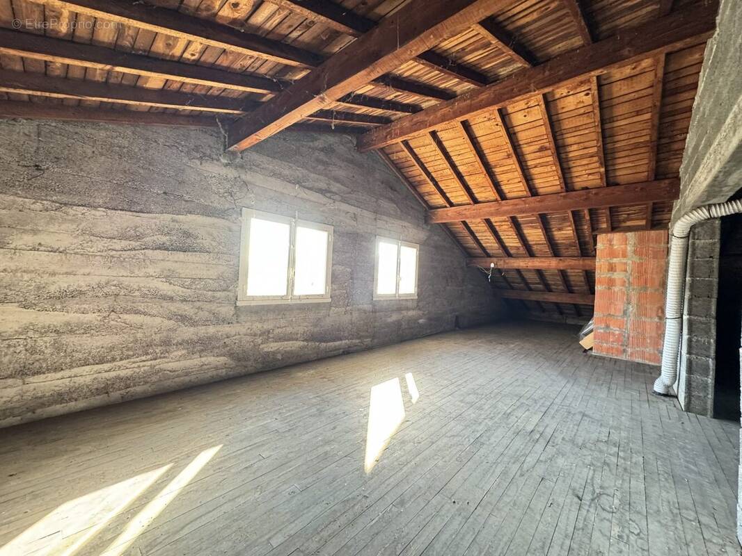 Appartement à SAINT-PRIEST-EN-JAREZ