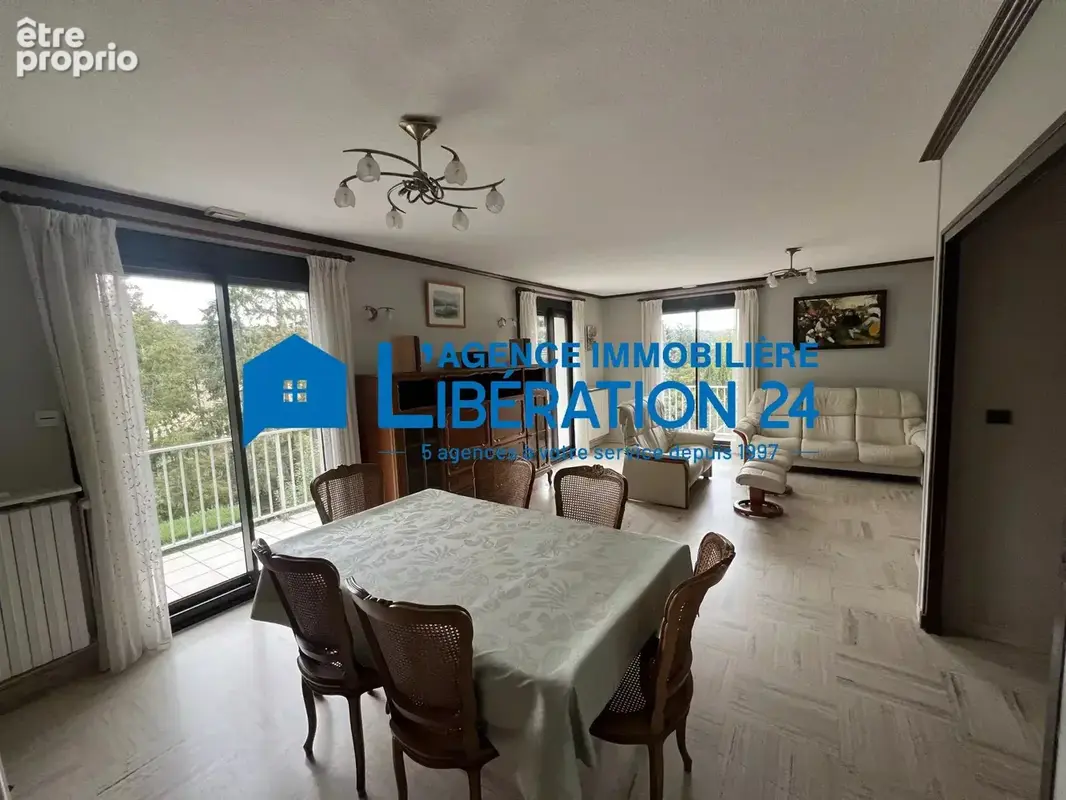 Maison familiale de 193 m² à Saint-Genest-Lerpt - photo 10