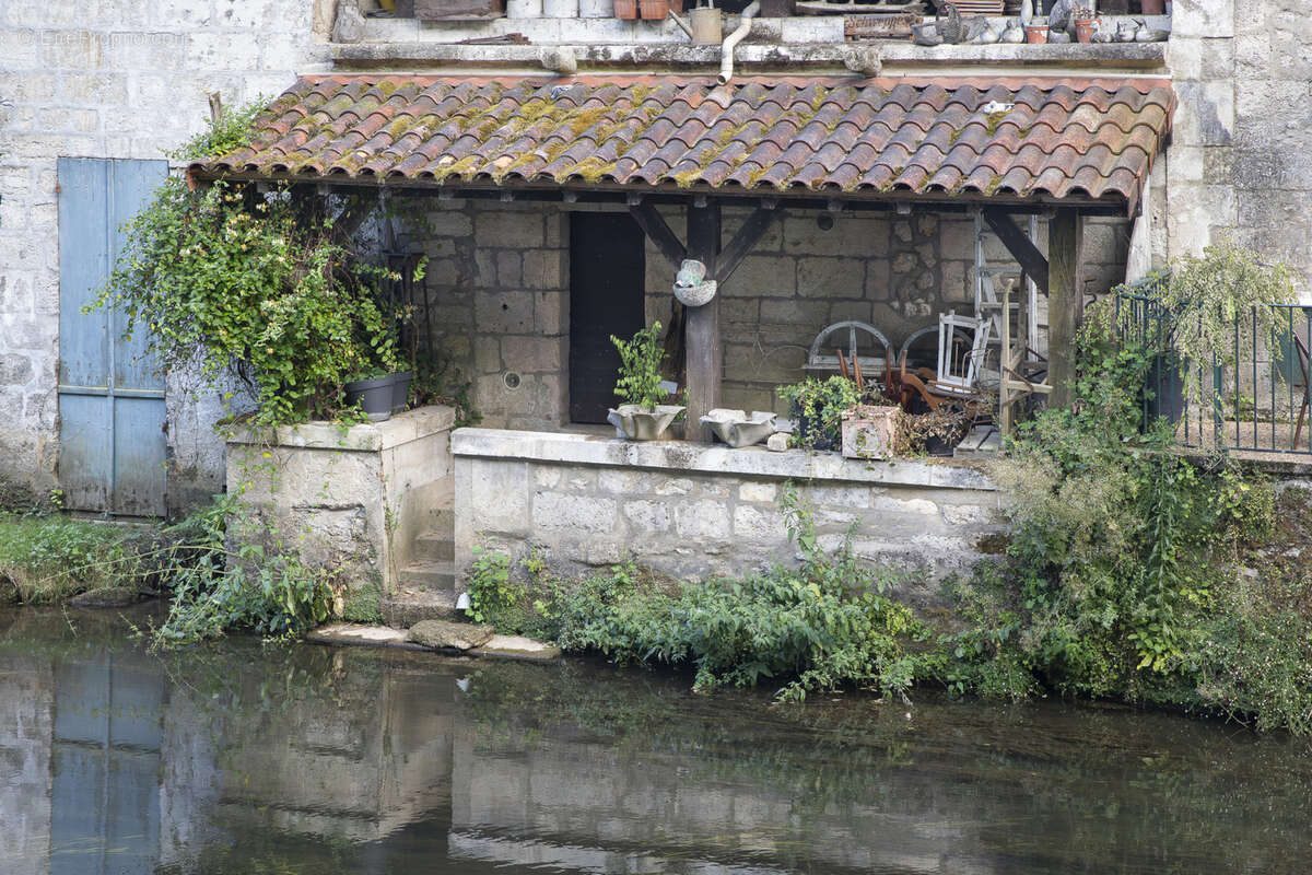 Immeuble en plein cœur de Brantome en Périgord, 8 pièces, 4 chambres et une terrasse à l’étage d’environ 50 m2 - photo 12
