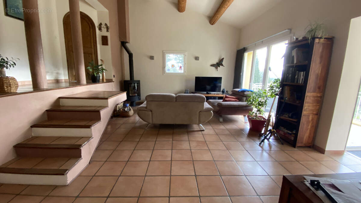 Superbe maison de 150 m2, T5/6, sur un terrain arboré de 4 200 m2 avec dépendance en pierre, piscine et garage - photo 5