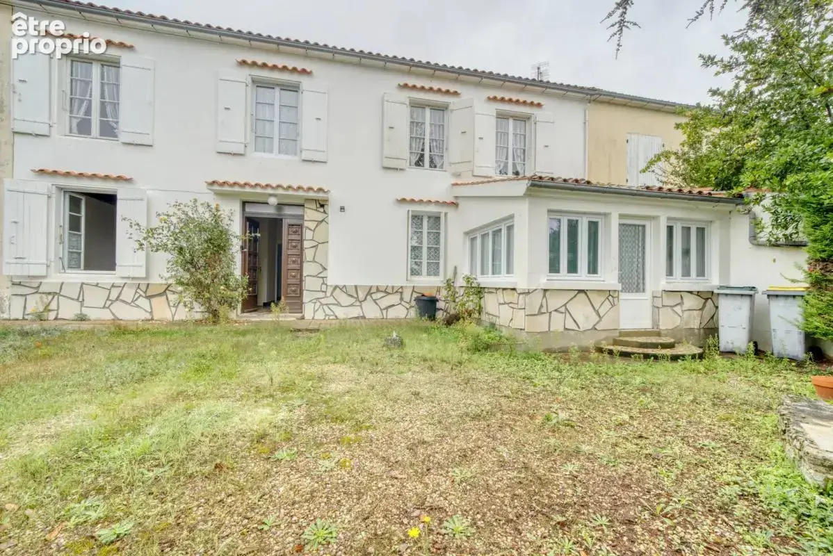 Maison en Pierre 5 pièces de 119 m² à Genouillé - photo 1