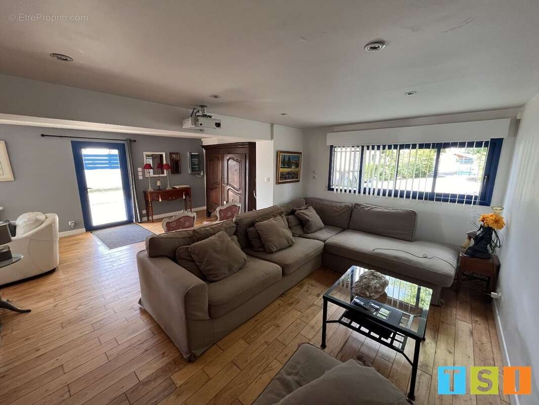 Maison rénovée 151 m²  4 chambres  Terrain 2120 m²  Piscine  Triple garage - photo 6