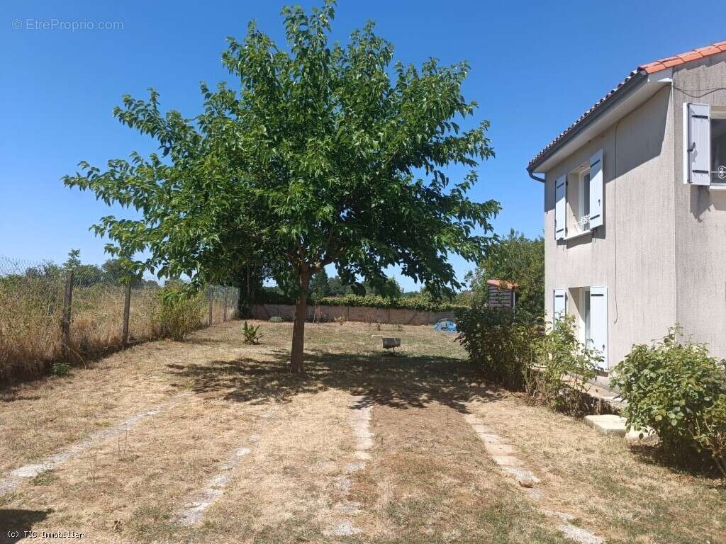 Belle Maison de Village Rénovée avec Jardin et Jolie Vue - photo 2