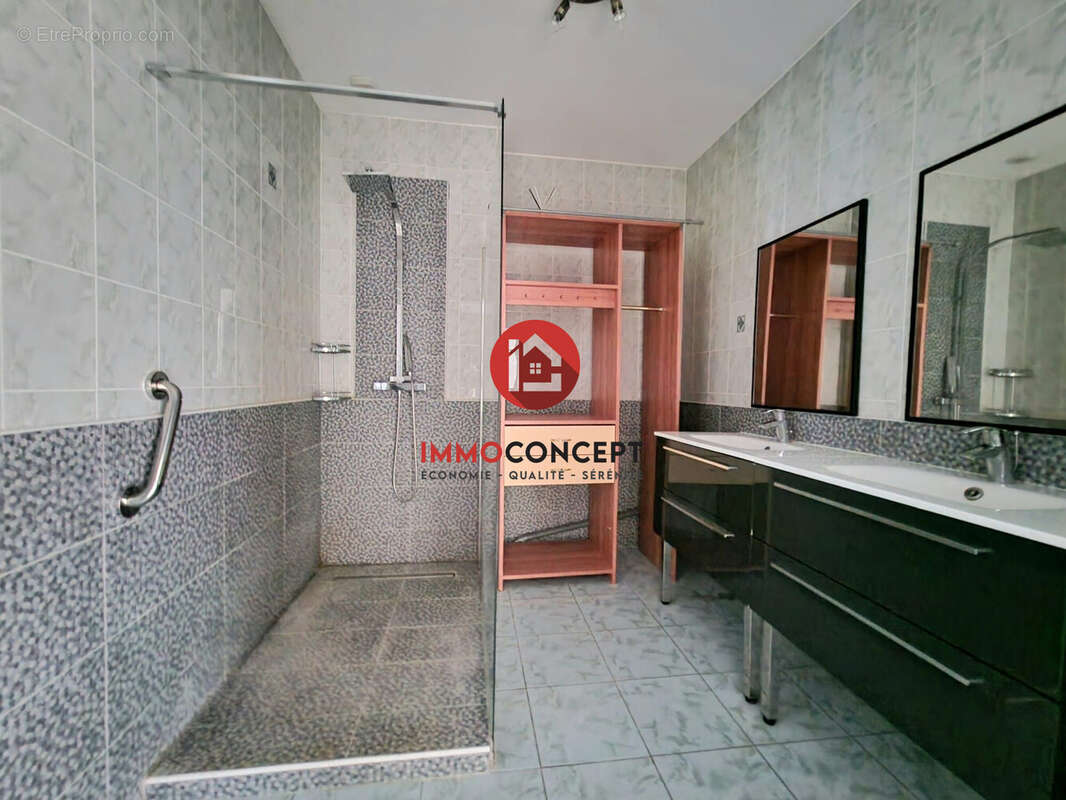 Appartement à BAGNOLS-SUR-CEZE