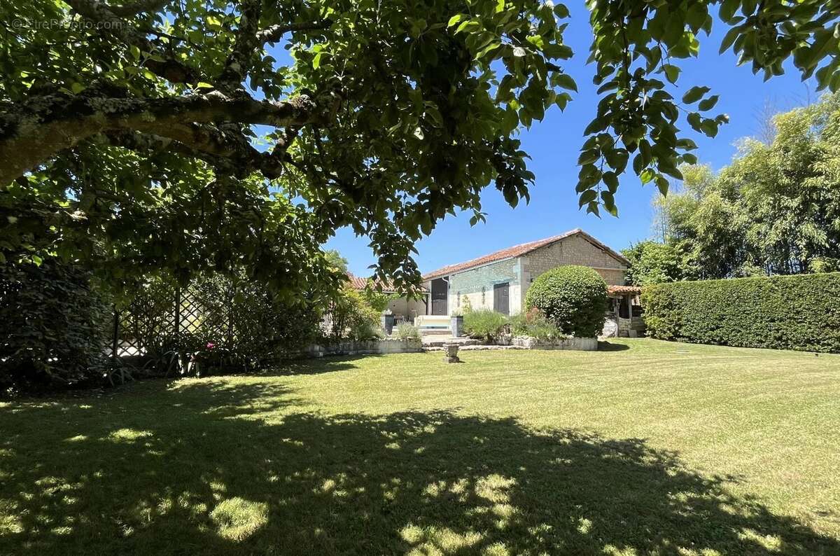 Maison à SAINT-LAURENT-DES-COMBES