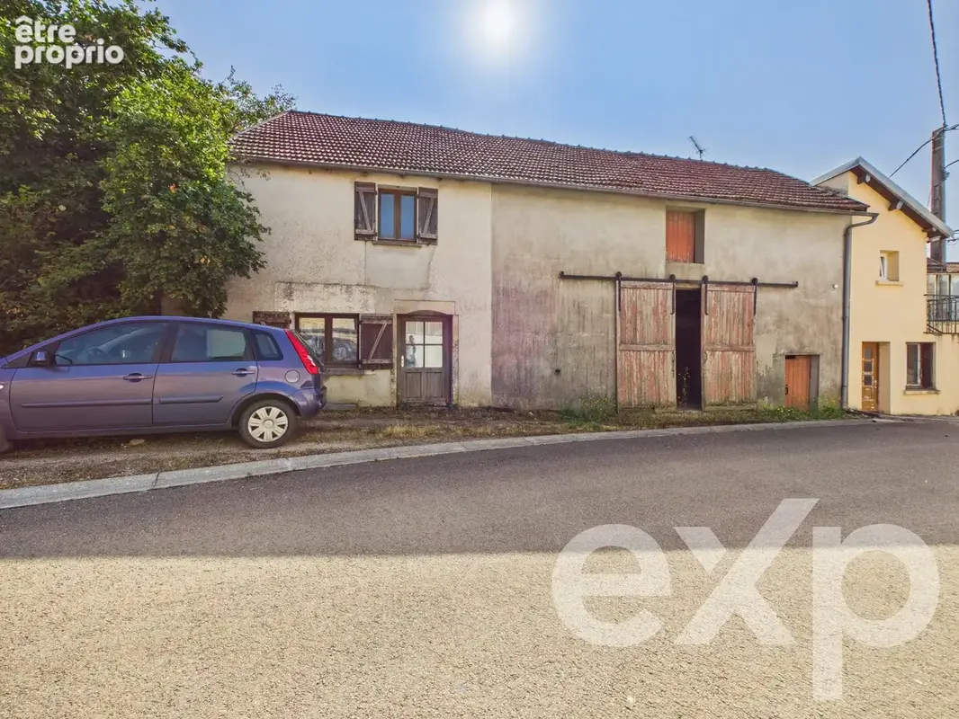 2 maisons et une grange qui les relie