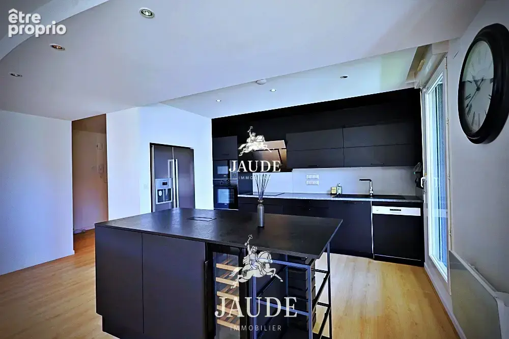 A VENDRE Appartement T3 rénové de 128 m2 avec deux terrasses, vue sur le Puy de Dôme, garage et parking - photo 4