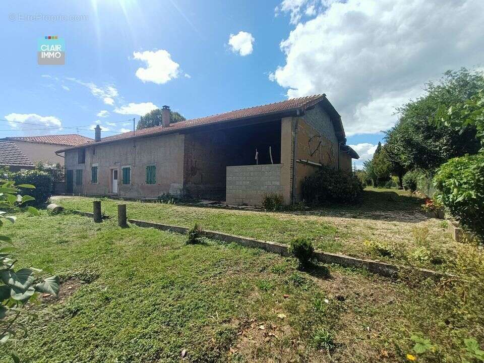 A BIZIAT PROCHE MACON ET BOURG-EN-BRESSE FERME 5 PIECES SUR - Maison à BIZIAT