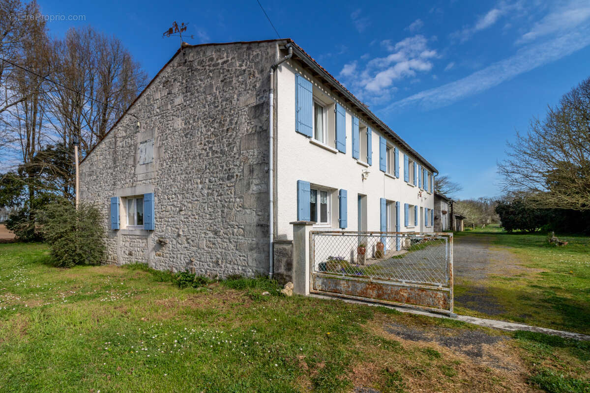 Maison à NIEUL-LES-SAINTES