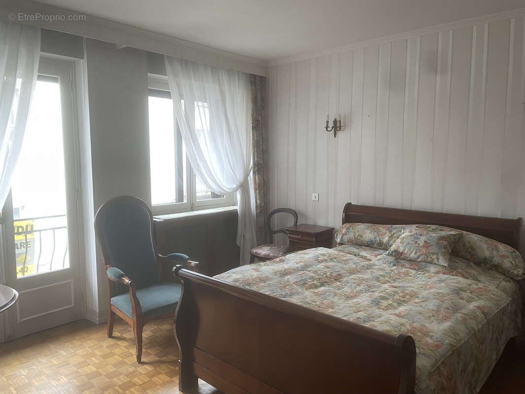 Maison à VIC-SUR-CERE