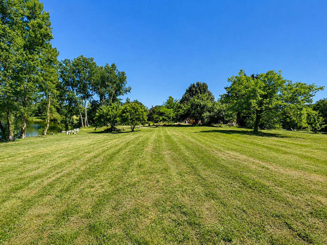 Propriété de caractère avec lac, parc boisé et logement indépendant - photo 4