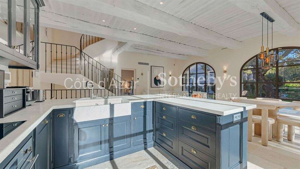 Saint-Tropez : Ensemble de deux villas avec piscines à vendre à proximité du centre - photo 16