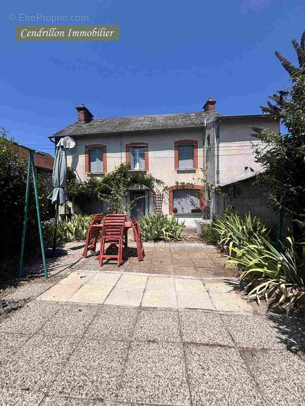 Maison de bourg en pierres, indépendante, 80m2 habitable de suite, avec cour et atelier. - photo 4