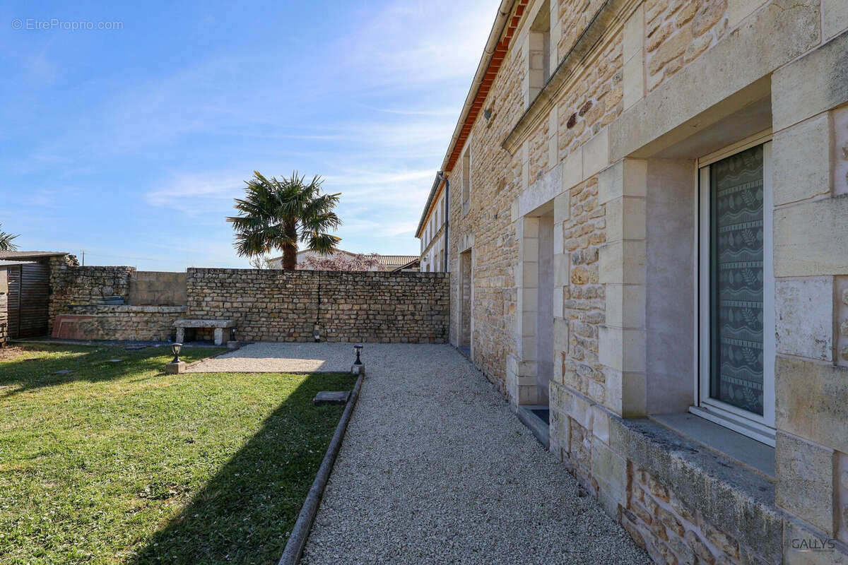 Maison à CHAILLEVETTE