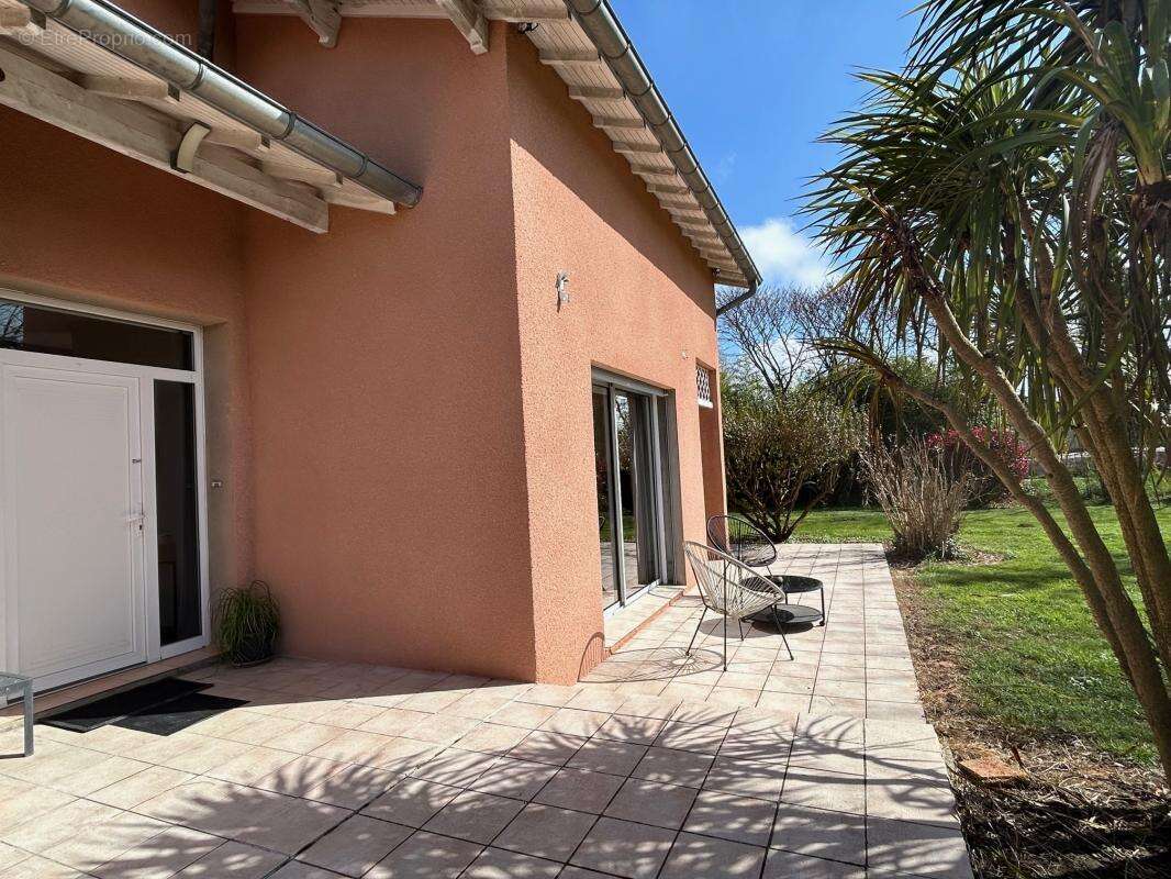 Maison à SAINT-ETIENNE-DE-TULMONT