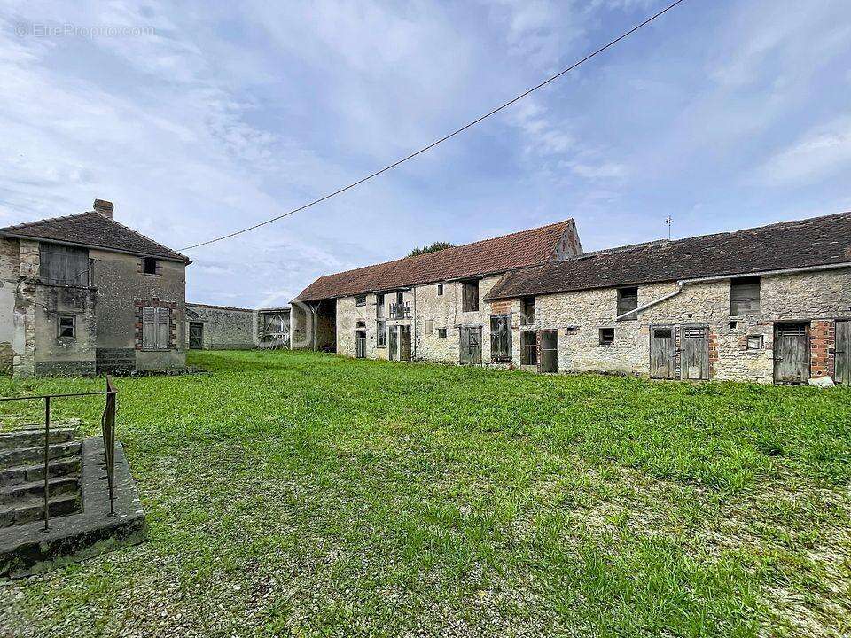 Beau corps de ferme habitation + batiments a renover - photo 3