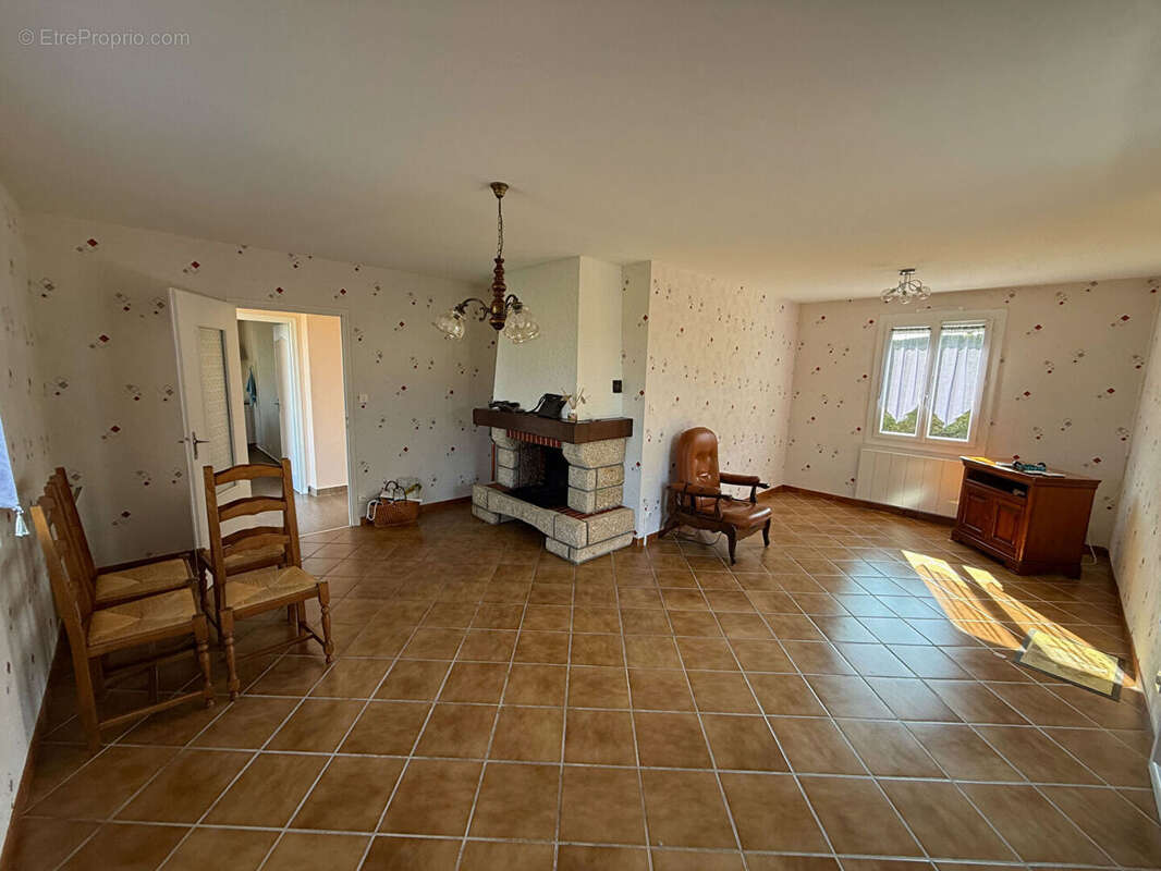 CANCON, dans un lotissement tranquille venez découvrir cette maison semi-enterrée de 75m2 avec deux chambres. La maison possède  - photo 2