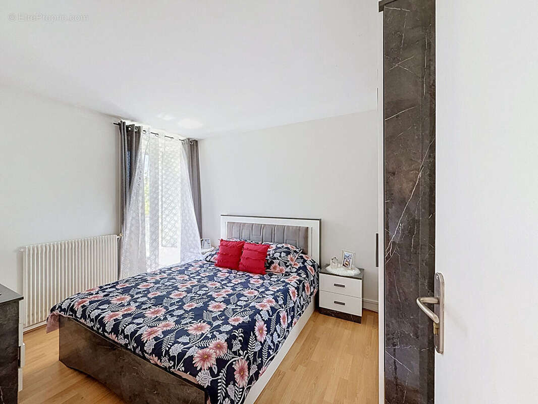 Montreuil, proche gare rer rosny, appartement 5 pièces avec balcons et cave. - photo 8