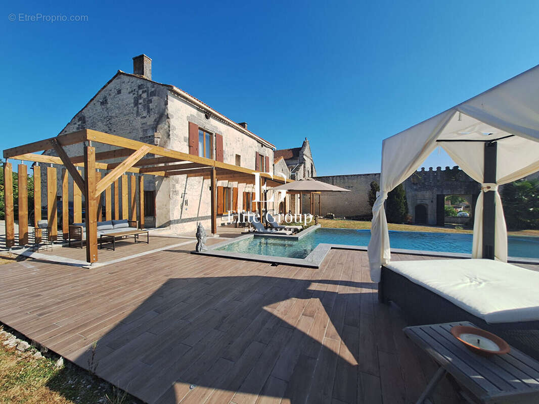 A vendre magnifique maison de caractère proche de cognac - 7 pièces - 360 m² - photo 2