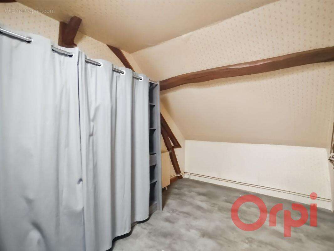 Maison à AINAY-LE-CHATEAU