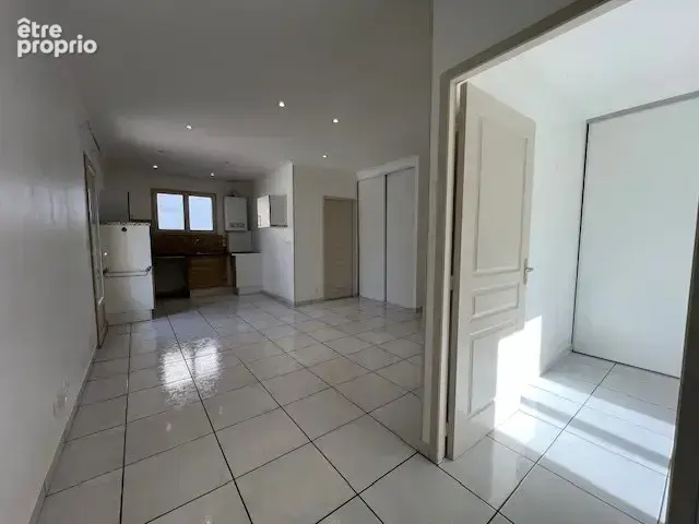 À saisir – Rare sur le secteur ! Appartement T2 en rez-de-jardin avec cour privative À deux pas du centre-ville de Roche-la-Moli - photo 3