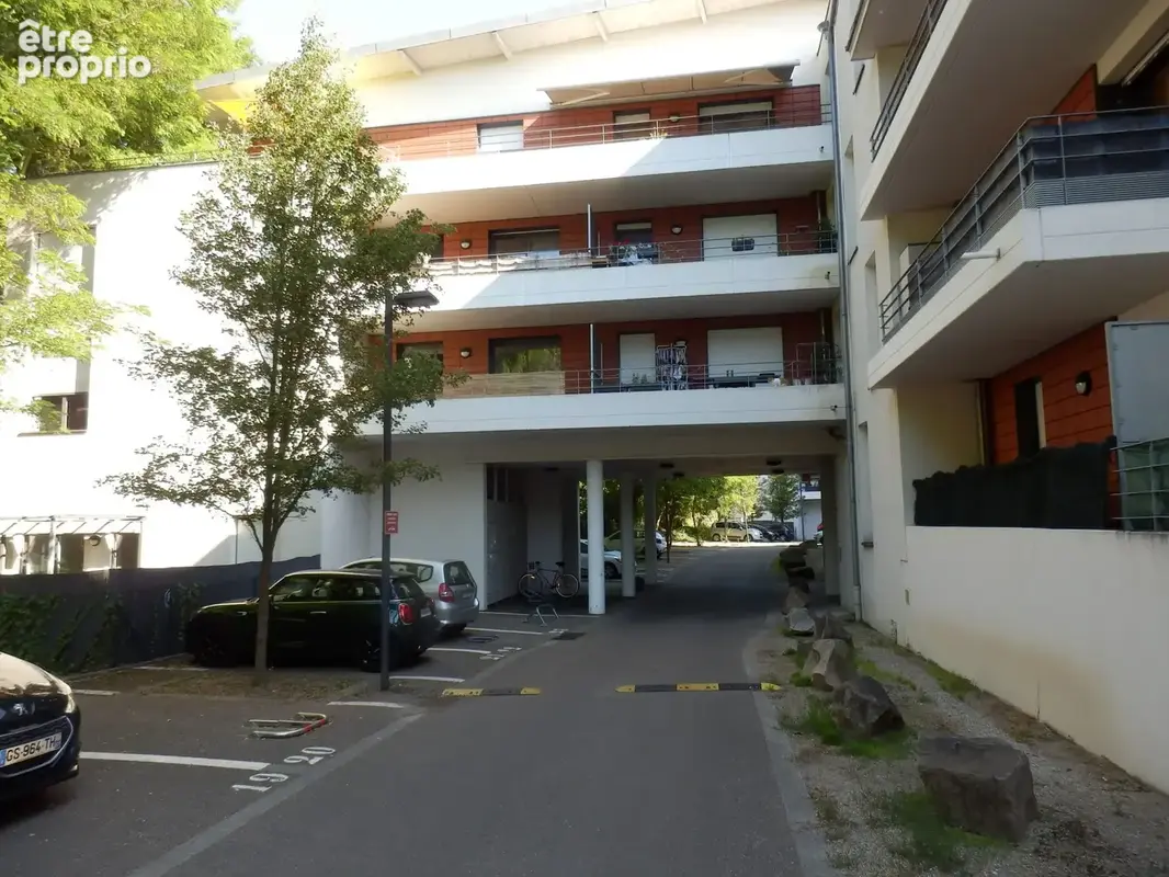 VERS ENTREE IMMEUBLE 