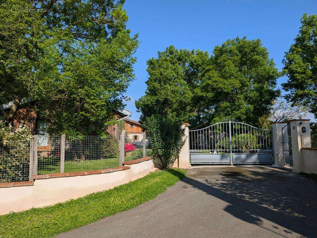 Maison du 18ème rénovée de 235 m2 avec dépendances sur terrain de 7468 m² - photo 12
